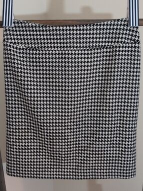 Comtemporaine | Classic Black and White Houndstooth Pencil Skirt